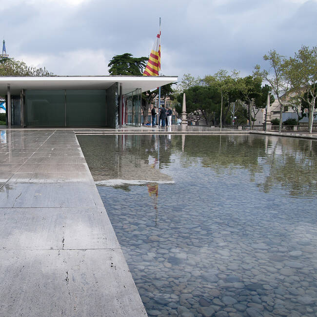 ドゥッファの名作「ファン・ デル・ローエ・バルセロナ・クロノ」から無駄をそぎ落としたブラックカラーの新作が登場