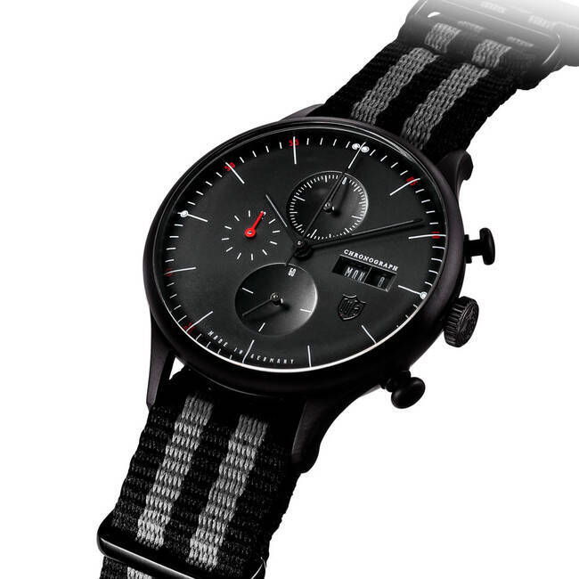 ドゥッファの名作「ファン・ デル・ローエ・バルセロナ・クロノ」から無駄をそぎ落としたブラックカラーの新作が登場