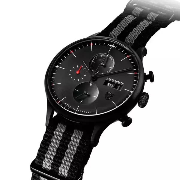 「ドゥッファの名作「ファン・ デル・ローエ・バルセロナ・クロノ」から無駄をそぎ落としたブラックカラーの新作が登場」の画像