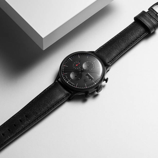 ドゥッファの名作「ファン・ デル・ローエ・バルセロナ・クロノ」から無駄をそぎ落としたブラックカラーの新作が登場