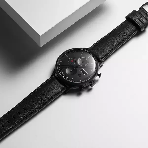「ドゥッファの名作「ファン・ デル・ローエ・バルセロナ・クロノ」から無駄をそぎ落としたブラックカラーの新作が登場」の画像