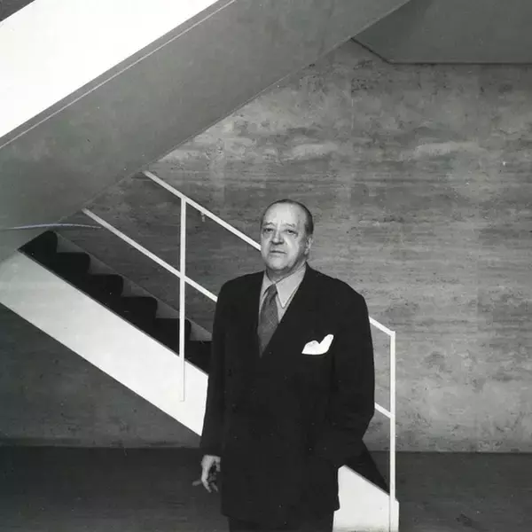 「ドゥッファの名作「ファン・ デル・ローエ・バルセロナ・クロノ」から無駄をそぎ落としたブラックカラーの新作が登場」の画像