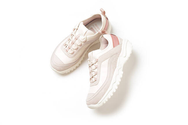 ヨガウエアの「emmi」が le coq sportif の別注スニーカー2種類を同時発売