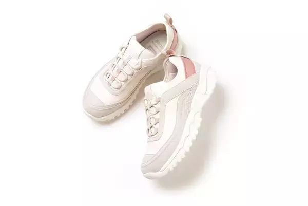 「ヨガウエアの「emmi」が le coq sportif の別注スニーカー2種類を同時発売」の画像