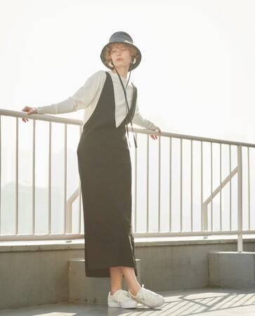 ヨガウエアの「emmi」が le coq sportif の別注スニーカー2種類を同時発売