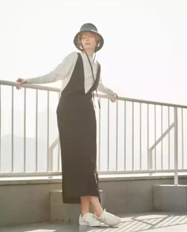 「ヨガウエアの「emmi」が le coq sportif の別注スニーカー2種類を同時発売」の画像