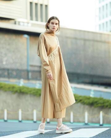 ヨガウエアの「emmi」が le coq sportif の別注スニーカー2種類を同時発売