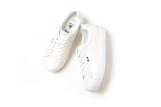ヨガウエアの「emmi」が le coq sportif の別注スニーカー2種類を同時発売