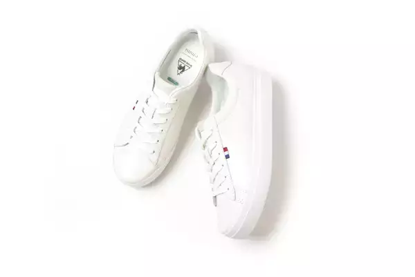 「ヨガウエアの「emmi」が le coq sportif の別注スニーカー2種類を同時発売」の画像