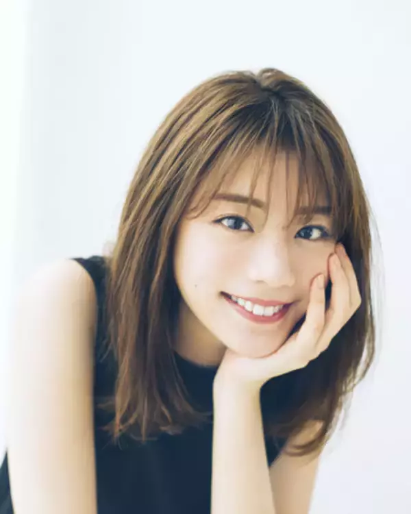 「モデルの貴島明日香と共同開発。アンデミュウが「ON・OFF着まわせる好印象モテ服」コラボアイテムを発売」の画像