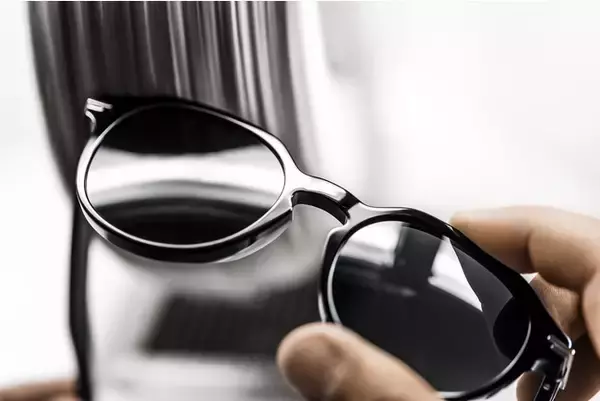 「先端技術と優れた職人技の融合。ディオールがアトリエでの新作アイウエア制作風景を公開」の画像