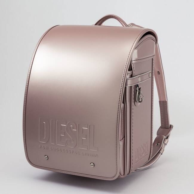 斬新なデザインとクールなカラーリングが魅力。ディーゼルの2022年新作ランドセルコレクション