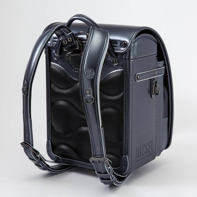 斬新なデザインとクールなカラーリングが魅力。ディーゼルの2022年新作ランドセルコレクション