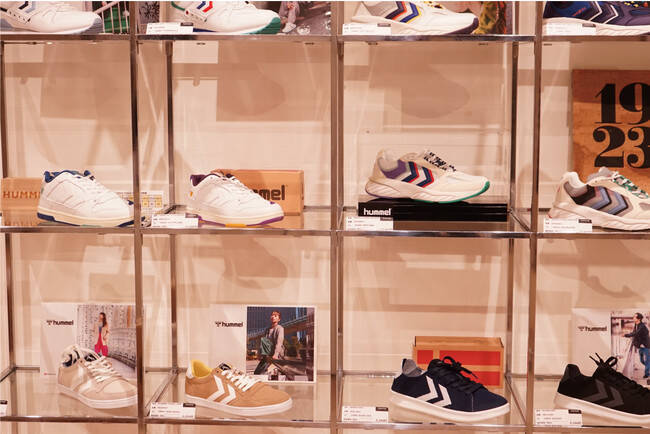 世界限定の「REACH LX 6000 ARCHIVE」が金沢のhummel×WAYZ by zweigenコンセプトショップで限定発売