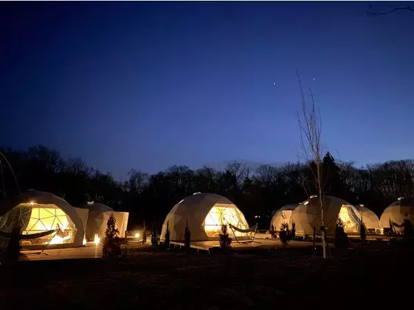 「ドームテントに専用BBQ小屋でプライベートな非日常空間。那須高原にグランピング施設「那須ハミルの森」オープン」の画像
