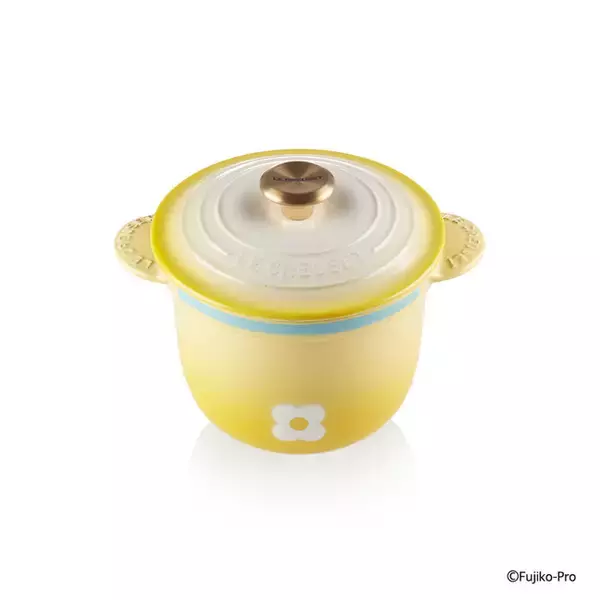 「ル・クルーゼがドラえもんに!? キャラクターをイメージした遊び心あふれるコラボコレクションが登場」の画像