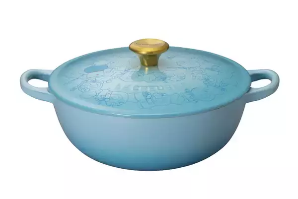 「ル・クルーゼがドラえもんに!? キャラクターをイメージした遊び心あふれるコラボコレクションが登場」の画像