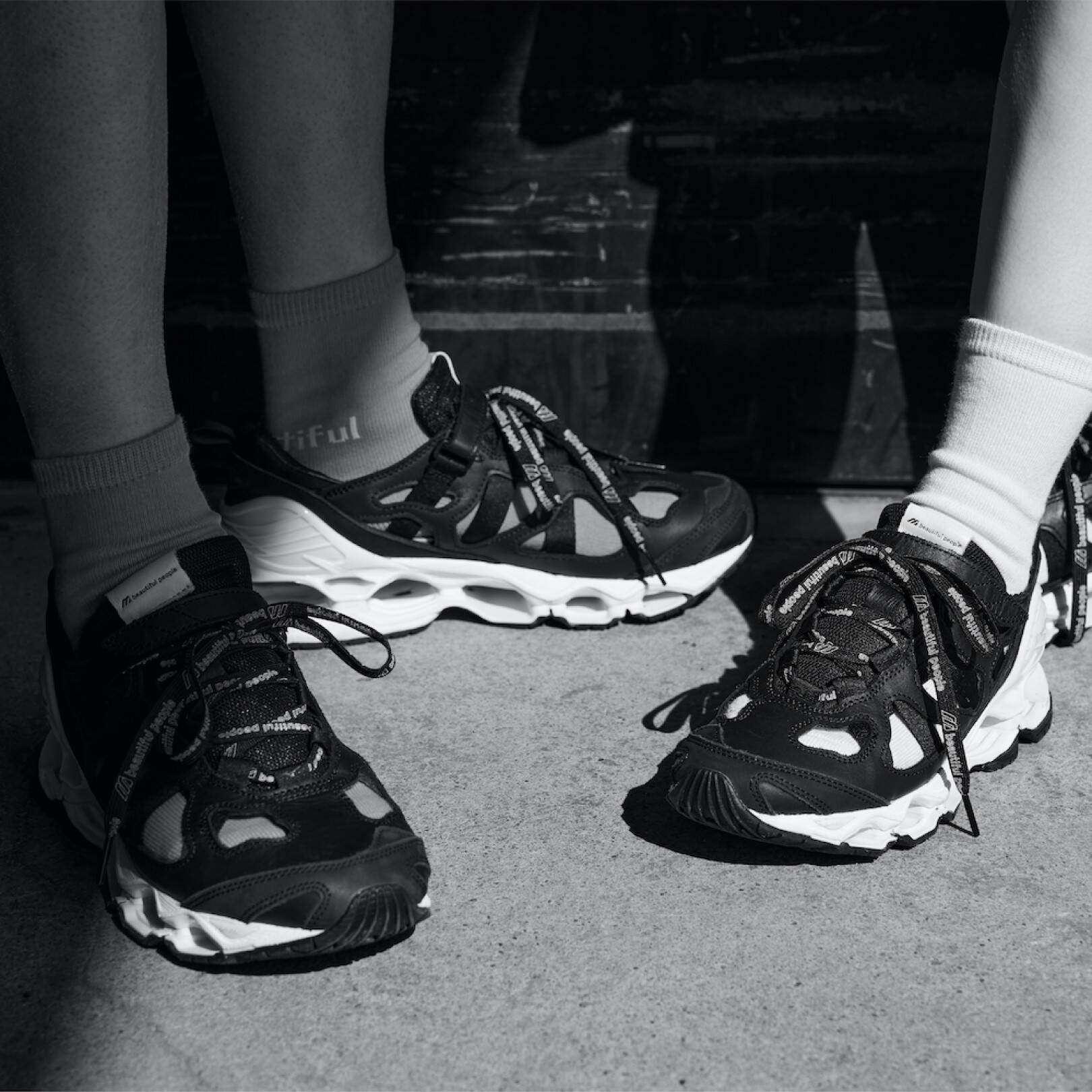 ビューティフルピープルとミズノが初コラボ、スニーカーとバックパックを発表。DSMGでの先行発売も