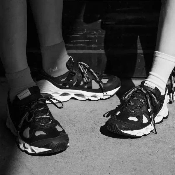 「ビューティフルピープルとミズノが初コラボ、スニーカーとバックパックを発表。DSMGでの先行発売も」の画像