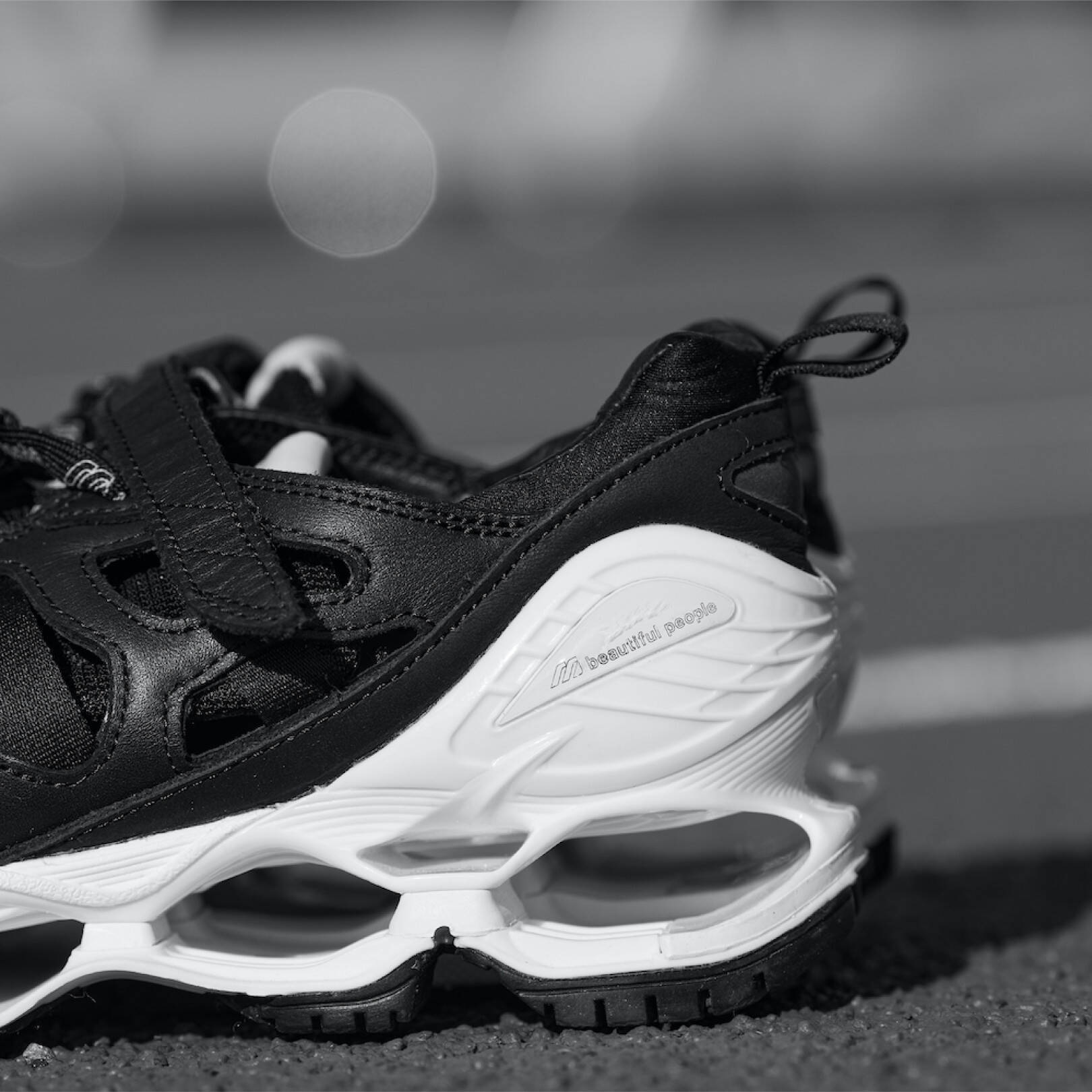 ビューティフルピープルとミズノが初コラボ、スニーカーとバックパックを発表。DSMGでの先行発売も