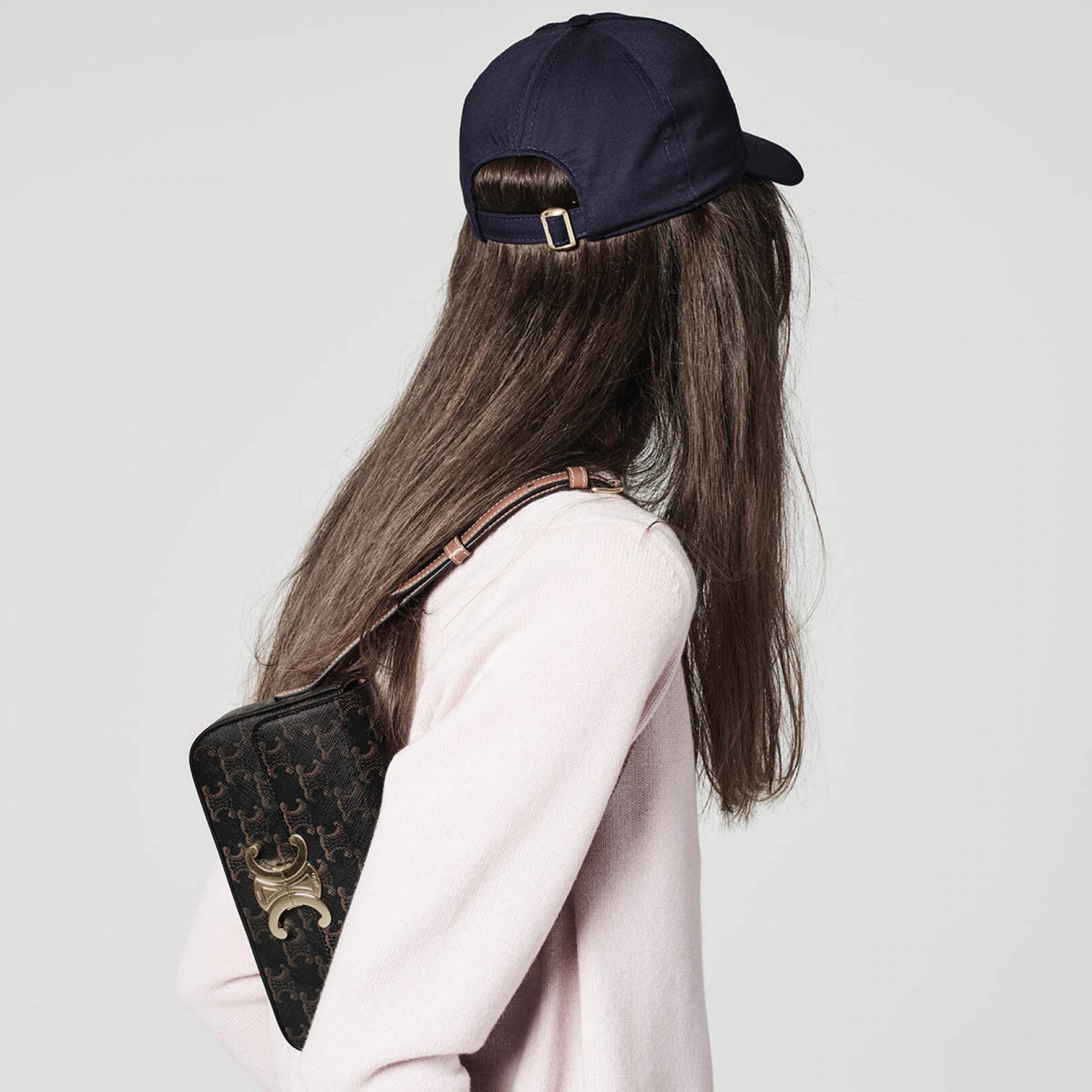 セリーヌ 2021年春夏新作、メゾンのアイコンバッグ「トリンオフ」のショルダータイプが発売