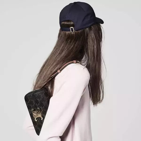 「セリーヌ 2021年春夏新作、メゾンのアイコンバッグ「トリンオフ」のショルダータイプが発売」の画像