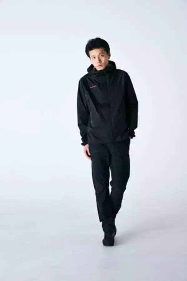 「春先のアウターとしても大活躍! マムートより「黒×赤」マンモスロゴのカプセルコレクションが登場」の画像