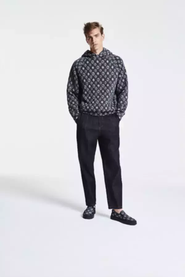 「ジョルジオ アルマーニからモノグラム柄とデニムの意外な組み合わせが楽しめるメンズコレクションが登場」の画像