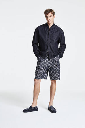 ジョルジオ アルマーニからモノグラム柄とデニムの意外な組み合わせが楽しめるメンズコレクションが登場