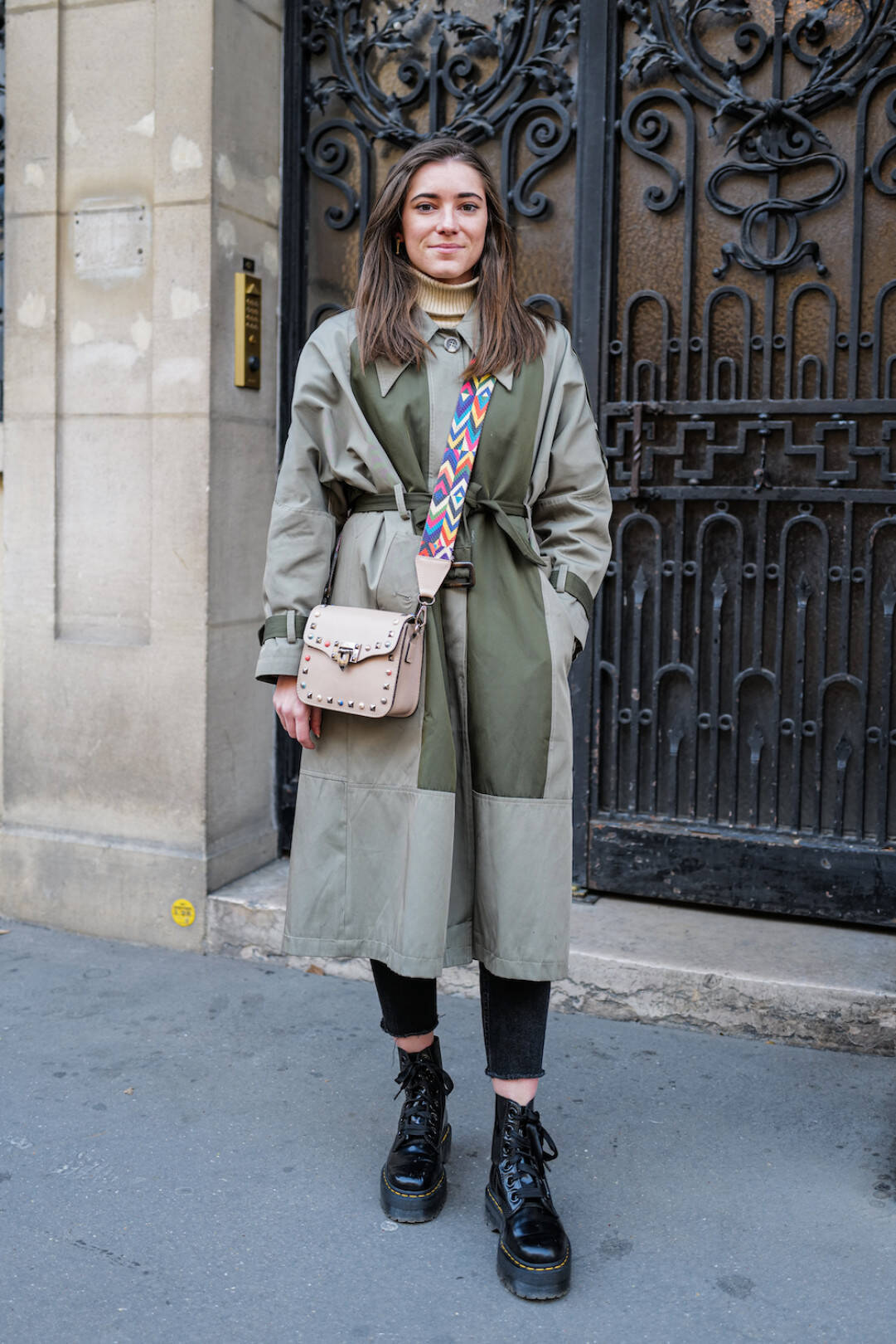 パリジェンヌのお気に入りバッグに変化あり! 定番スタイルが格上げするテクニックを拝見【パリスナップ】