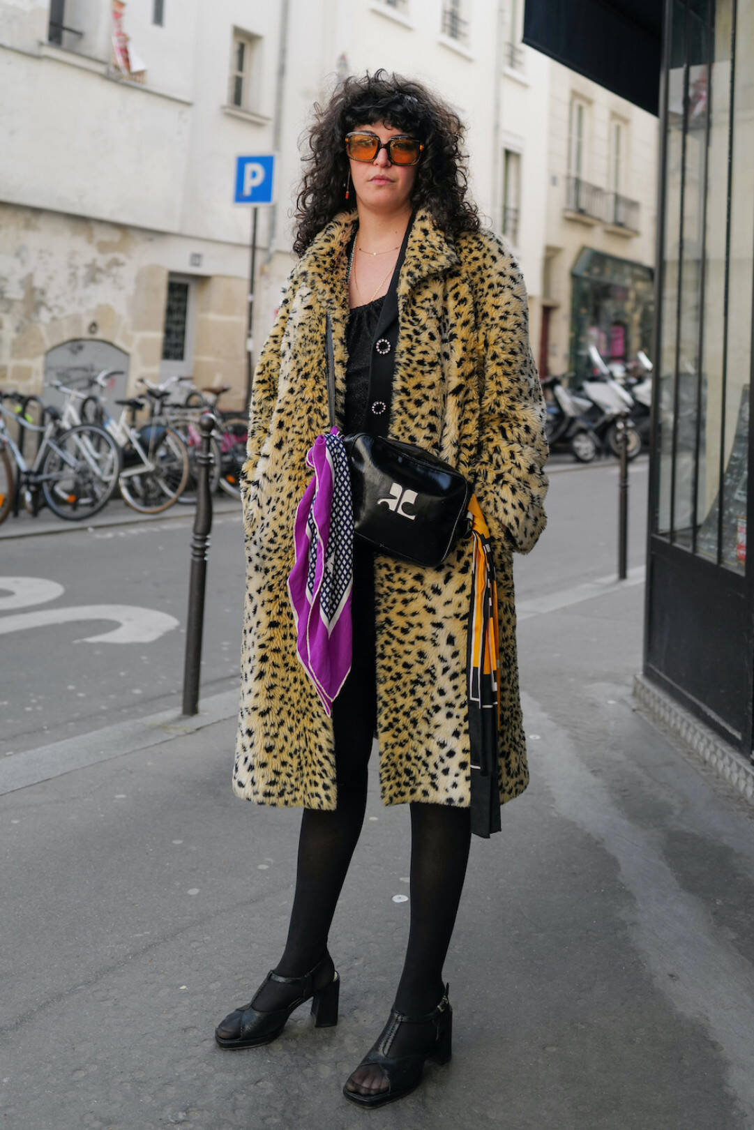 パリジェンヌのお気に入りバッグに変化あり! 定番スタイルが格上げするテクニックを拝見【パリスナップ】