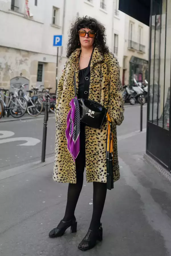 「パリジェンヌのお気に入りバッグに変化あり! 定番スタイルが格上げするテクニックを拝見【パリスナップ】」の画像