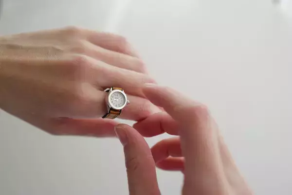 「時を着飾る「moco」がほぼ日とのオリジナル指時計を発売」の画像