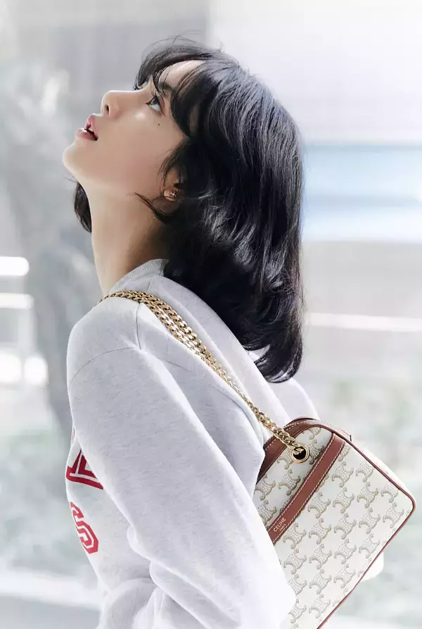 「BLACK PINKのLISAが着る、セリーヌ。コーデに用いられたメゾンのアイコンバッグをチェック!」の画像