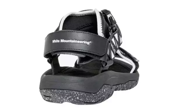 「シンプルなブラックとホワイトのツートーンカラー。テバとホワイトマウンテニアリングのコラボサンダルが登場」の画像