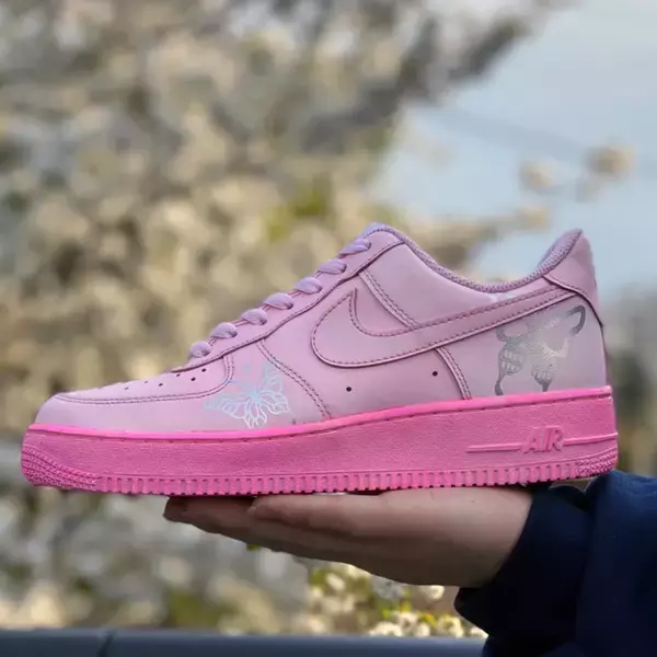 「王道スニーカーAIR FORCE 1を染め技法で淡色に。スチュリートから春の新作「BUTTERFLY DYE」が登場」の画像