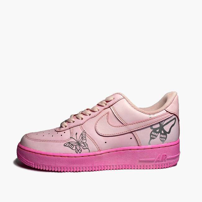 王道スニーカーAIR FORCE 1を染め技法で淡色に。スチュリートから春の新作「BUTTERFLY DYE」が登場