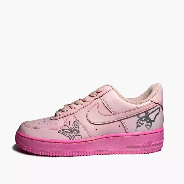「王道スニーカーAIR FORCE 1を染め技法で淡色に。スチュリートから春の新作「BUTTERFLY DYE」が登場」の画像
