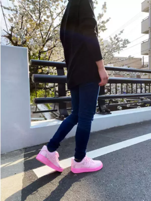 「王道スニーカーAIR FORCE 1を染め技法で淡色に。スチュリートから春の新作「BUTTERFLY DYE」が登場」の画像