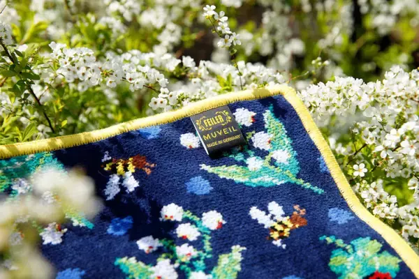 「ミュベール × フェイラー、スズランやハチ柄のジャカード生地を使ったポーチやハンカチを発売」の画像