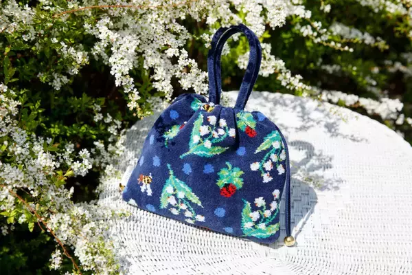「ミュベール × フェイラー、スズランやハチ柄のジャカード生地を使ったポーチやハンカチを発売」の画像