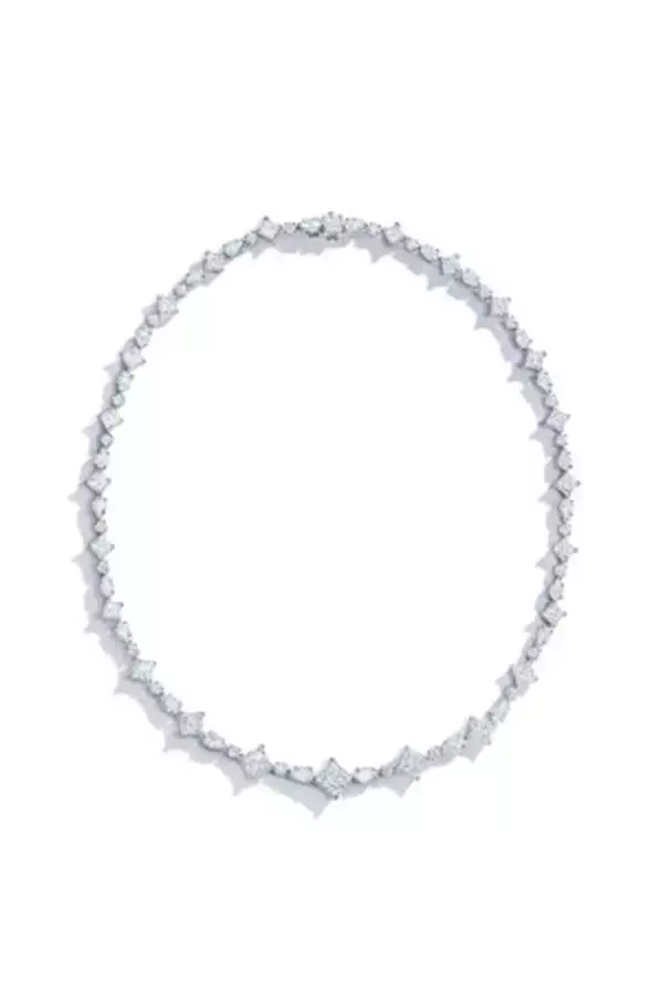 「ロサンゼルスで開催された第27回SAGアワード授賞式にアニャ・テイラー＝ジョイがティファニーを纏って登壇」の画像