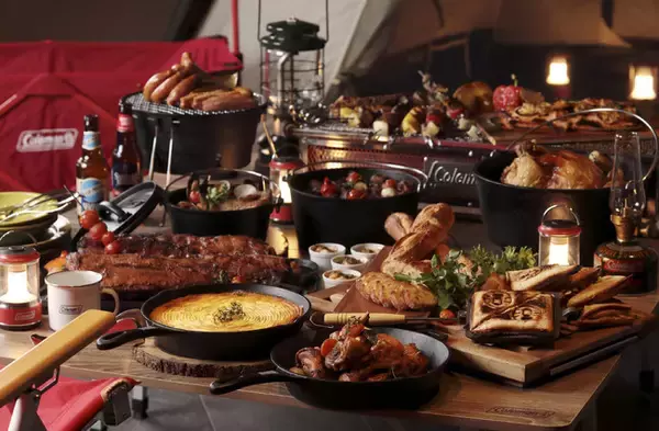 「ホテルシェフが作る贅沢キャンプ料理を愉しむ! リーガロイヤルホテル京都でColemanとコラボした「ホテキャン ビュッフェ」開催」の画像