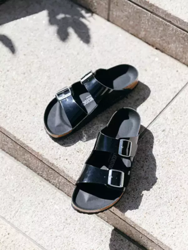 「こだわりのワントーンで大人のビルケンシュトック。アーバンリサーチドアーズから別注モデル発売」の画像