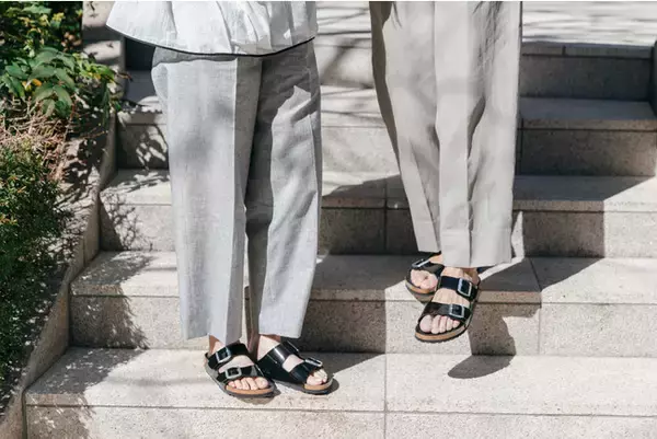 「こだわりのワントーンで大人のビルケンシュトック。アーバンリサーチドアーズから別注モデル発売」の画像