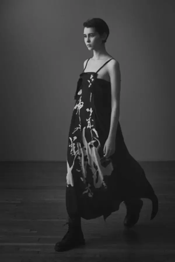 「Y'sが書家 木下真理子の「書」を「服」に表現したカプセルコレクションを発表」の画像