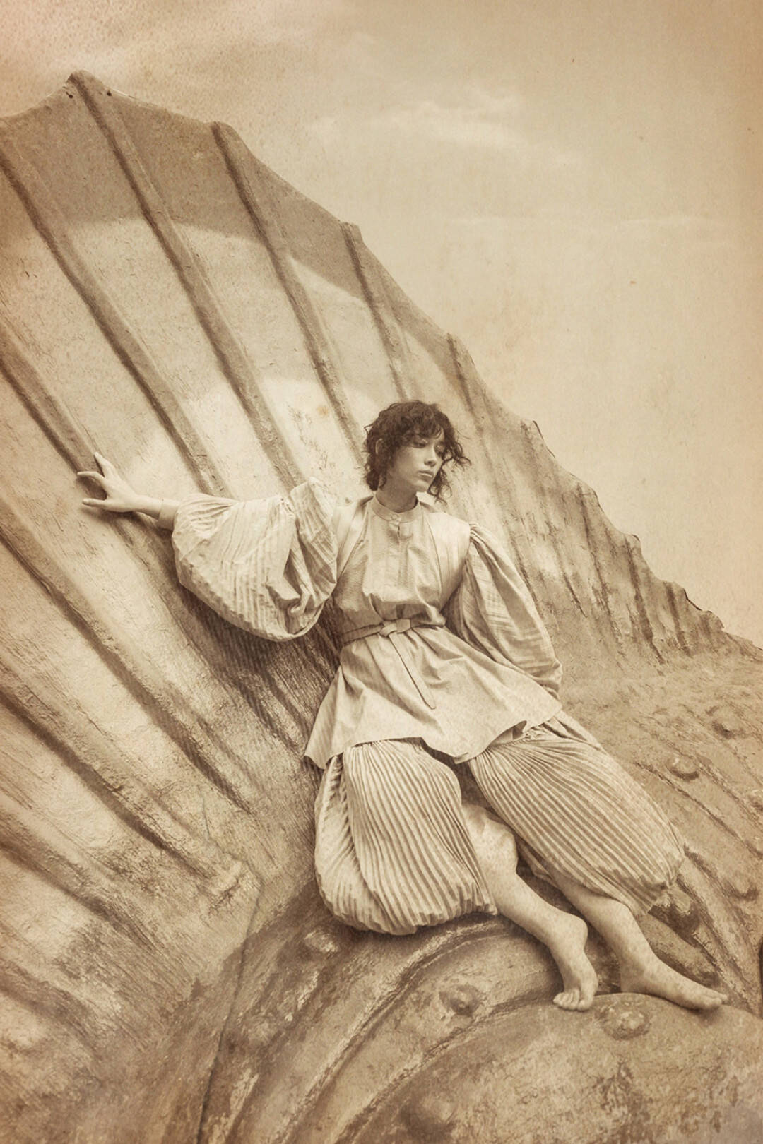 Our Fashion Story【vol.3_ロエベ、時空を旅するドレスアップ。新藤マリアとストレンジャー・トリップ】