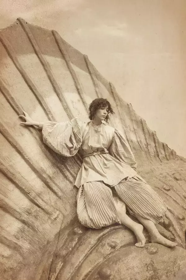 「Our Fashion Story【vol.3_ロエベ、時空を旅するドレスアップ。新藤マリアとストレンジャー・トリップ】」の画像