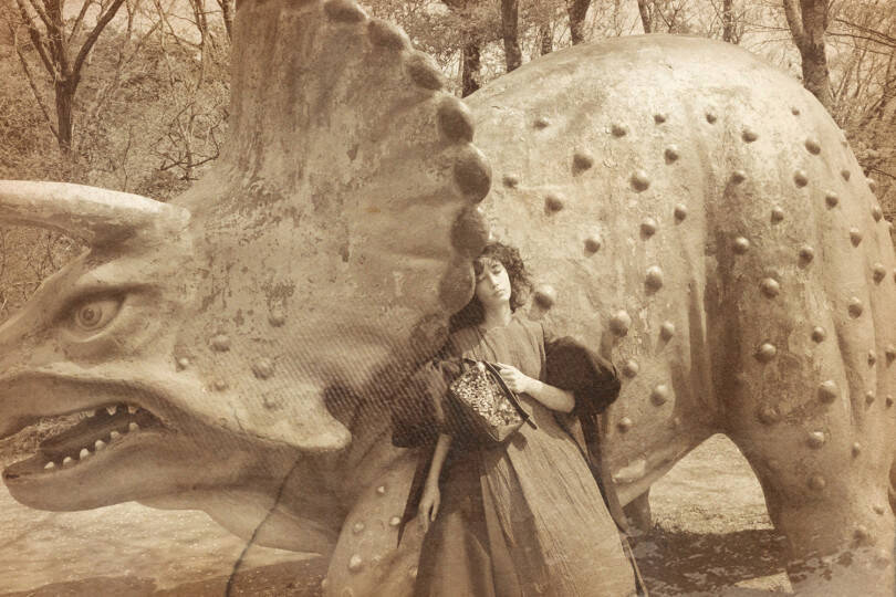 Our Fashion Story【vol.3_ロエベ、時空を旅するドレスアップ。新藤マリアとストレンジャー・トリップ】