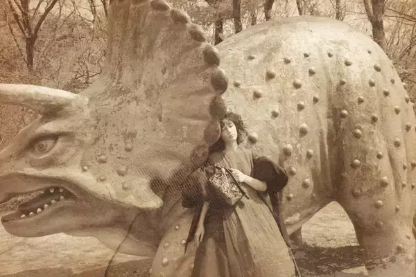 「Our Fashion Story【vol.3_ロエベ、時空を旅するドレスアップ。新藤マリアとストレンジャー・トリップ】」の画像